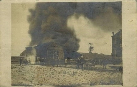 Zdjęcie wykonane i opisane przez Karla Digę jako pożar miału węglowego w zakładzie Borsiga w Biskupicach.